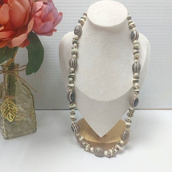 3/$30 Boho Brown White Striped Lucite Bead Neckalce Single Strand Long - Picture 1 of 7